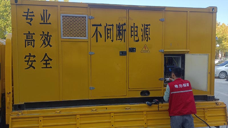 沉湖管委会柴油发电机组和UPS电源配合使用时，如何避免切换过程中的电力中断？