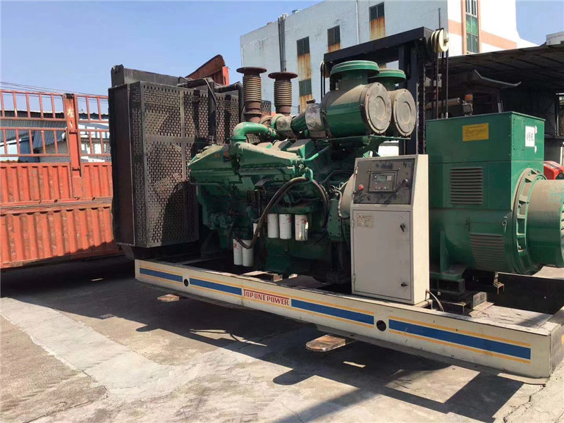 沉湖管委会如何判断柴油发电机组的机油温度是否达到了合适的预热温度？