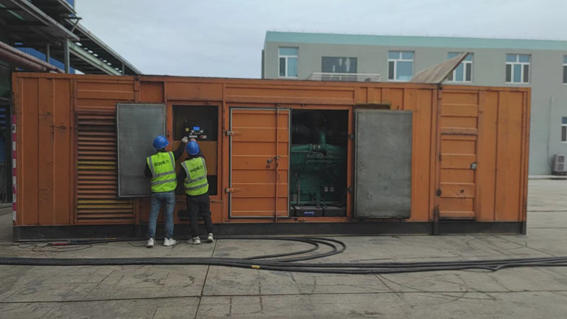 沉湖管委会如何检查柴油发电机组的机油油位？